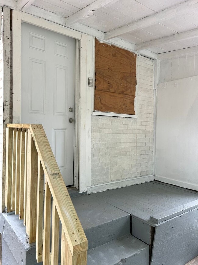 Building Photo - 739 Beatty St