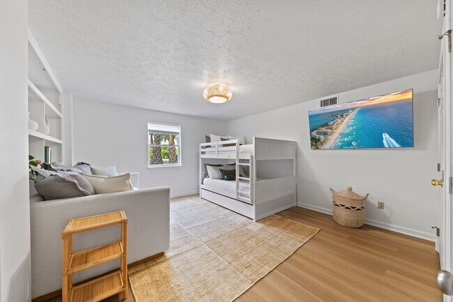 Building Photo - 169 Pompano St