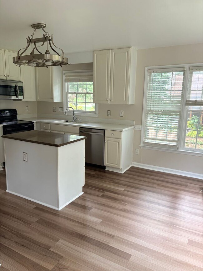 Building Photo - Beautiful 4 bedroom 2.5 bath on a quiet cul de sac in Davis Lake Subdivision