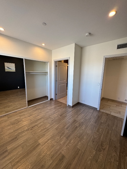 Building Photo - 953 Normandie Ave