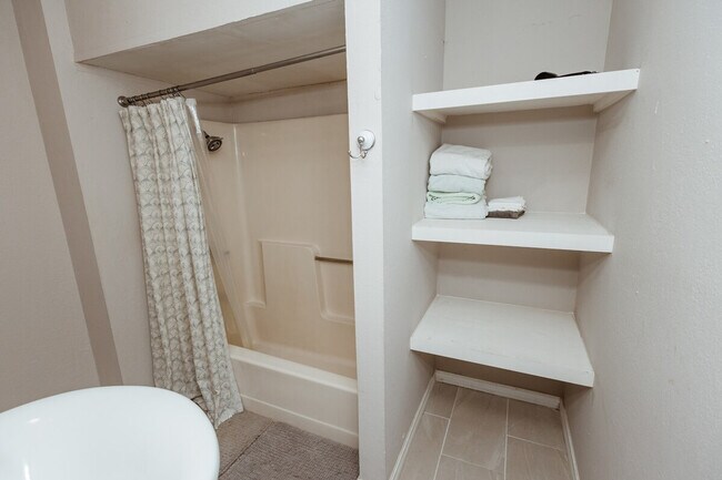 Building Photo - 3625 Maple Ave