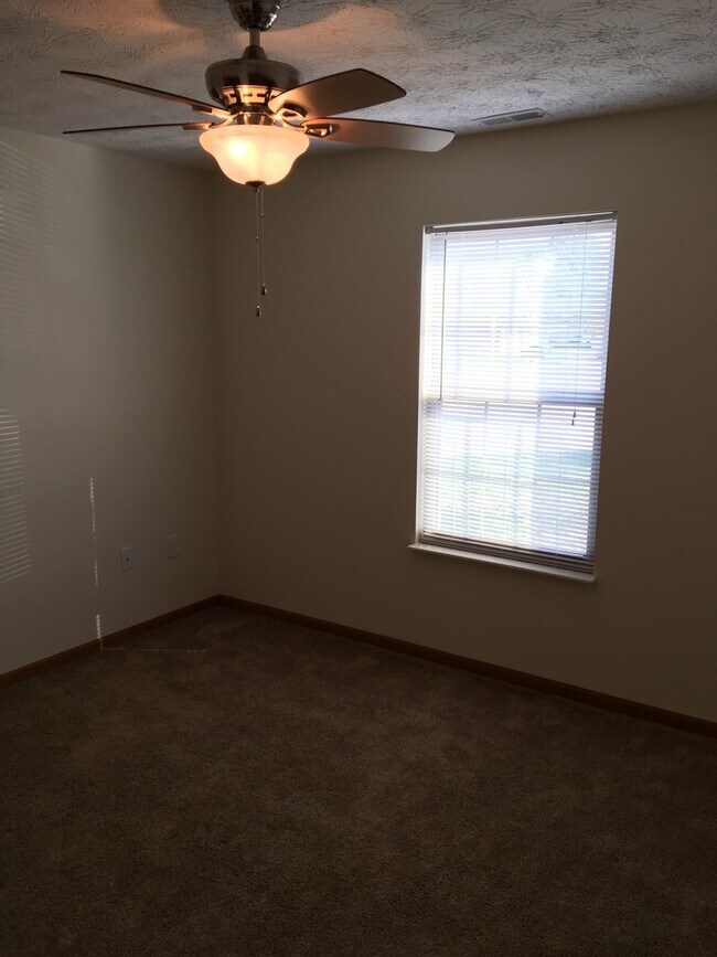 Building Photo - Laurel Creek Apts, 2225/2227 Shamrock Ln