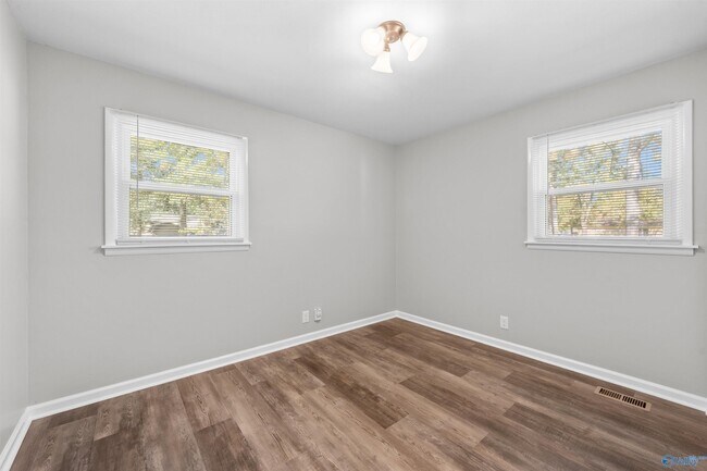 Building Photo - 1007 Heard Ct SE