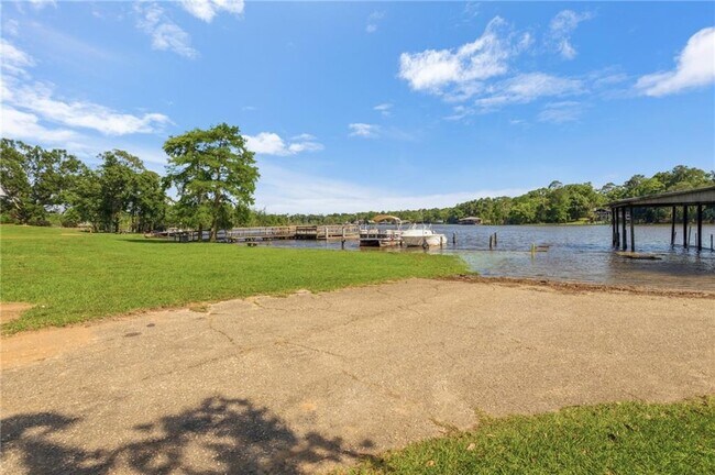 Building Photo - 337 Riverbend Dr