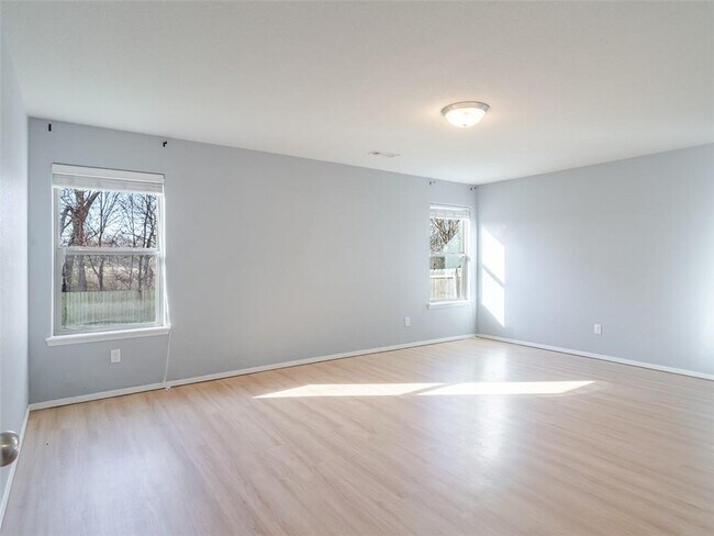 Building Photo - 904 SW Green World St