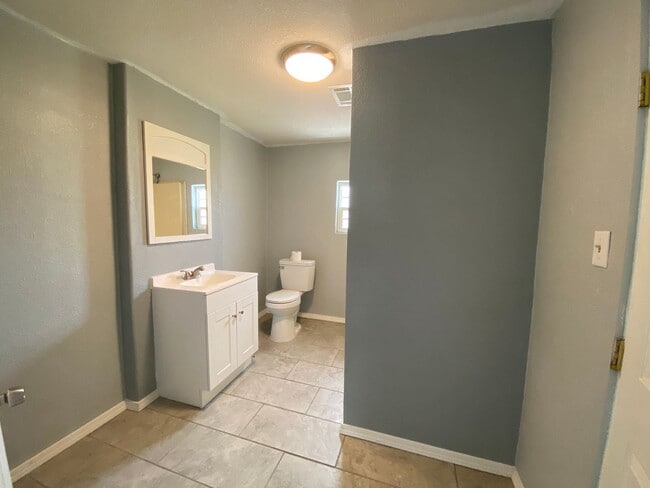 Building Photo - 2 bedroom, 1 bath Home!