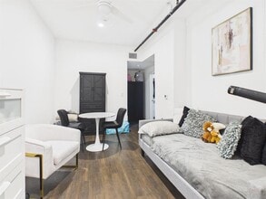 Building Photo - 1010 W 26th St