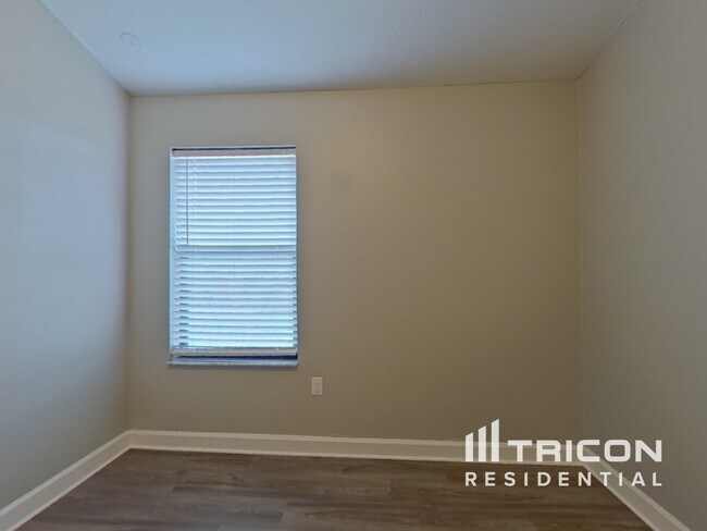 Building Photo - 664 Channing Dr