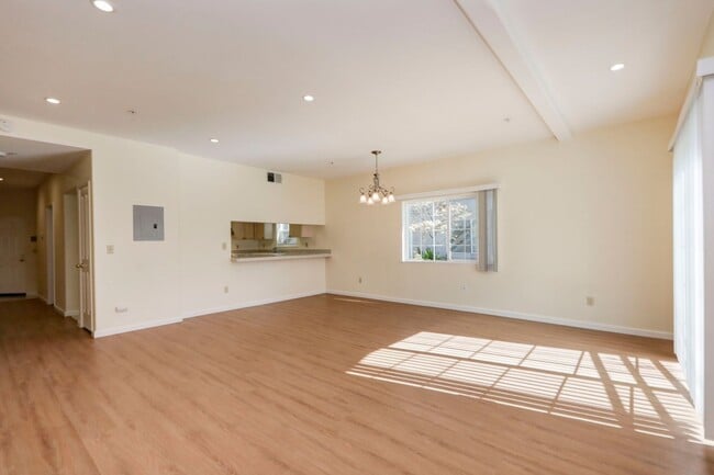 Building Photo - Large 2 Bed/2 Bath San Mateo condo near downtown with two parking spaces. YouTube Tour!!
