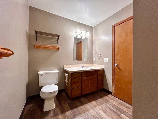 Building Photo - Four Bedroom Duplex in Kentwood - $400 OFF 1st Month!