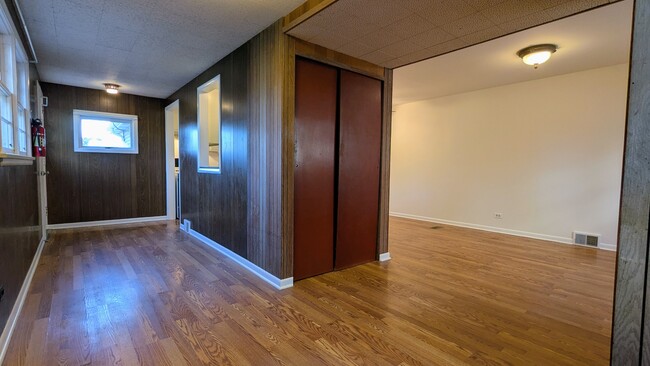 Building Photo - 917 S Summit St