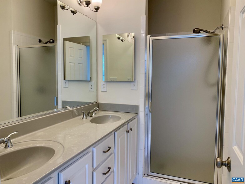 Master bath - 631 Boone Trl