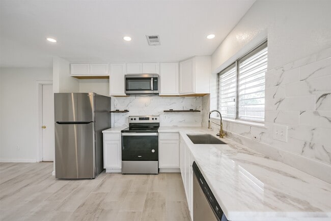 Building Photo - 2114 Shasta Dr