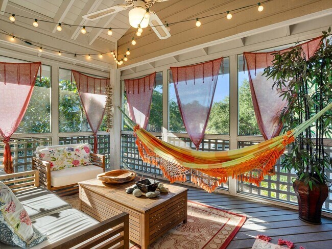 Primary Photo - 3BR/3BA Fully Furnished Beach Cottage at H...
