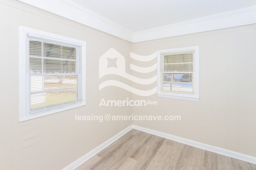 Building Photo - 211 Meadowdale Dr