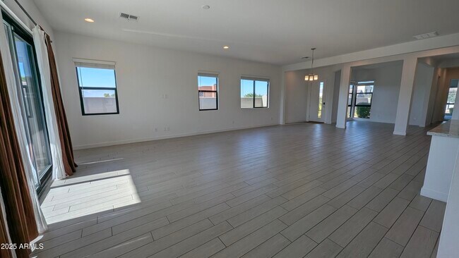 Building Photo - 9414 S 7th Pl