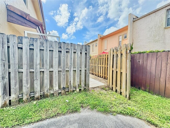 Building Photo - 3840 SW 52nd Ave