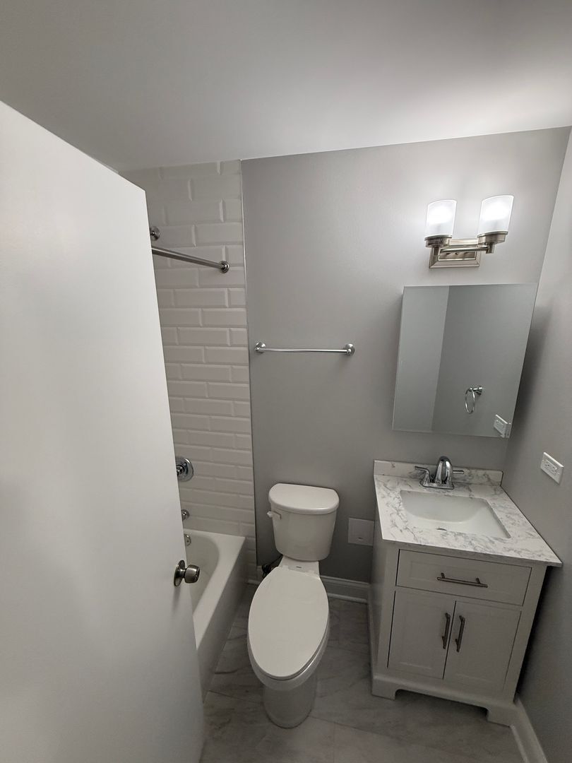 Building Photo - 744 W Gordon Terrace