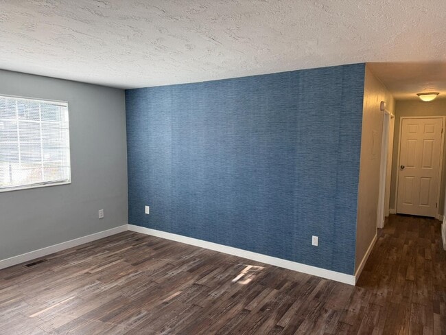 Building Photo - 65 E 600 S