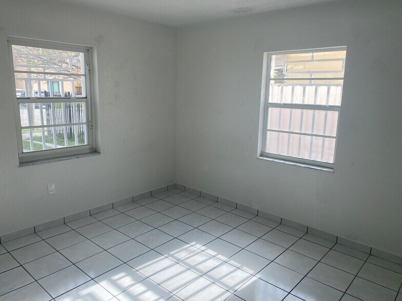 Building Photo - 4782 NW Flagler Ter