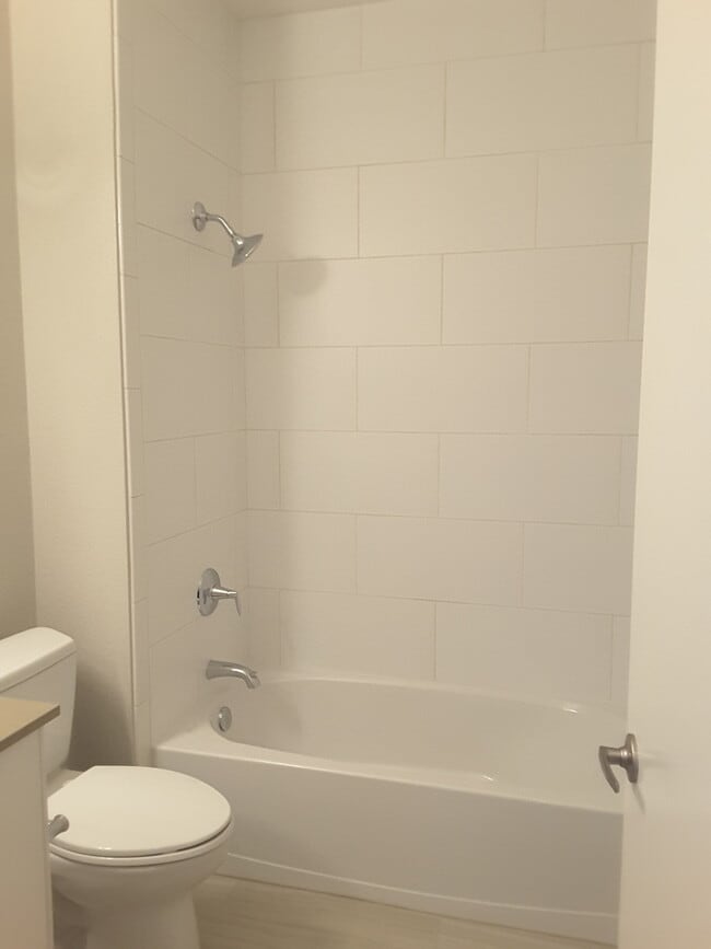 Building Photo - Newly Remodeled Condo Unit - Pet Friendly