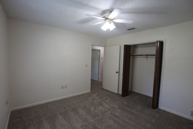 Building Photo - Oversized 4 bedroom 3 bath rental in Tyler...