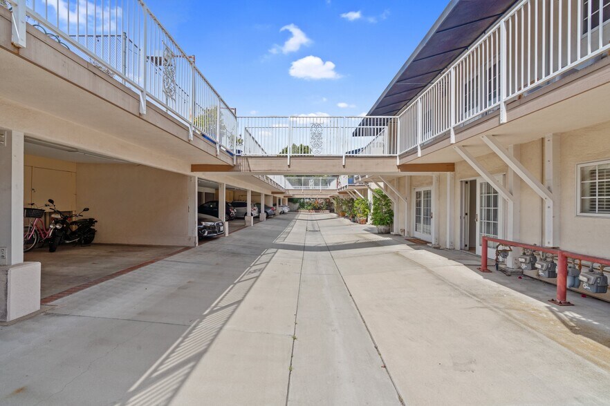 Building Photo - 639 Bay St