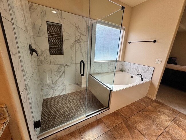 Building Photo - Short Term Fully Furnished Rental! Available May 1st - October 31st!