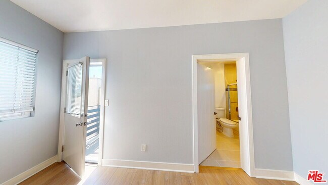 Building Photo - 146 1/2 Rosemont Ave