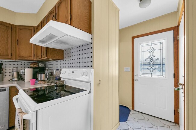Building Photo - 3 Bedroom Home Located Near Shopping, Dini...