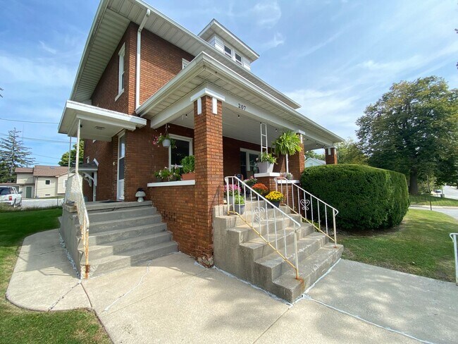 Building Photo - 207 Monroe St