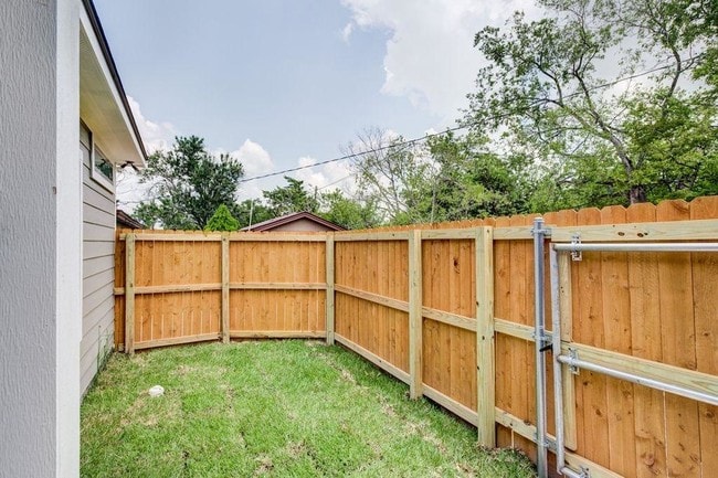 Building Photo - 402 Live Oak St