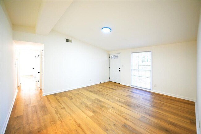 Building Photo - 88 Lucia Dr SE