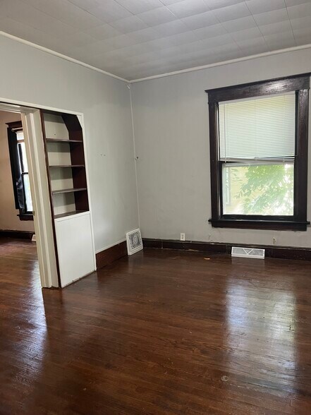 Building Photo - 1603 W 10th St