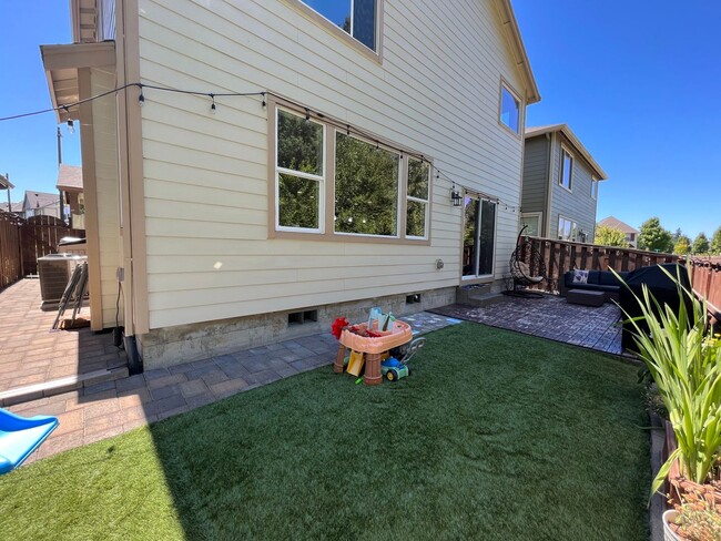 Building Photo - Beautiful 4Bd + 2Ba With Gorgeous Green Vi...