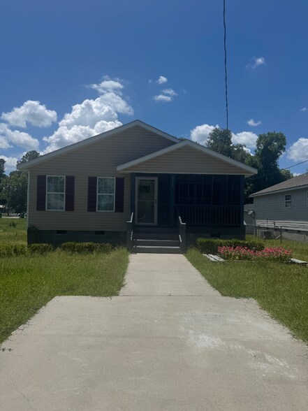 Primary Photo - 712 S Oak St