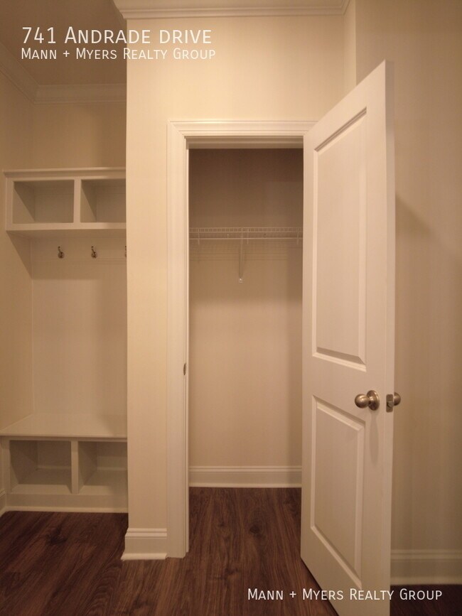 Building Photo - 741 Andrade Dr