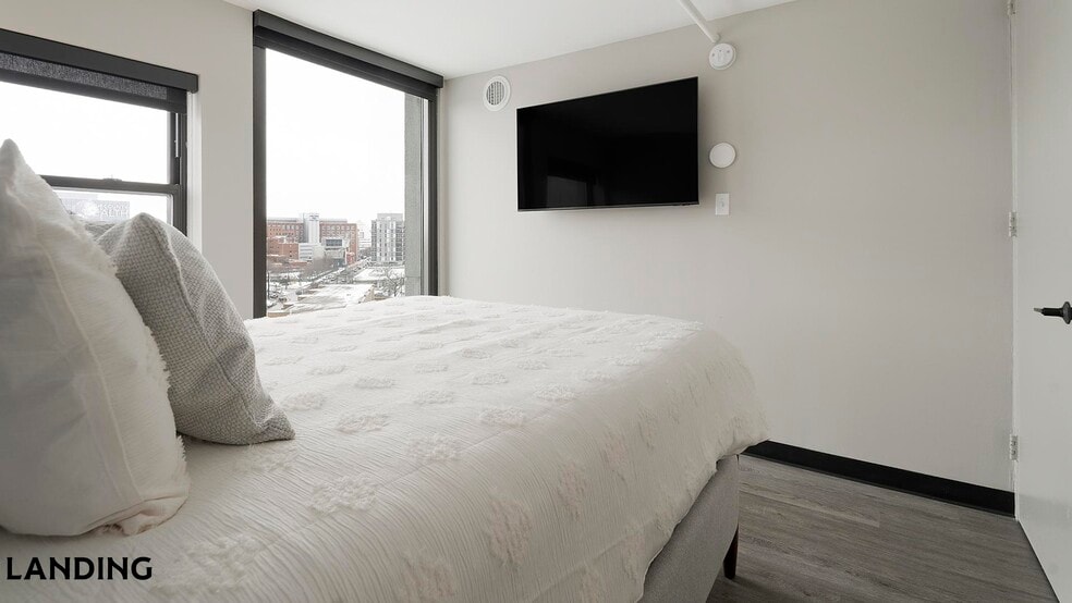 Building Photo - 1922 W Ogden Ave