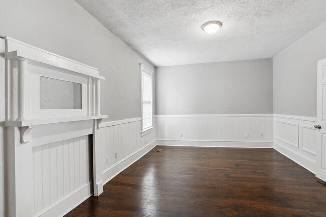 Building Photo - 923 W Victory Dr