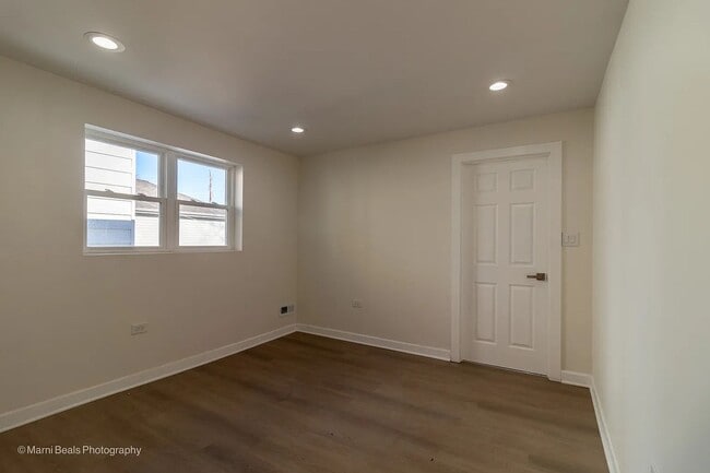 Building Photo - Newly Renovated 3 bedroom/3 bath home avai...