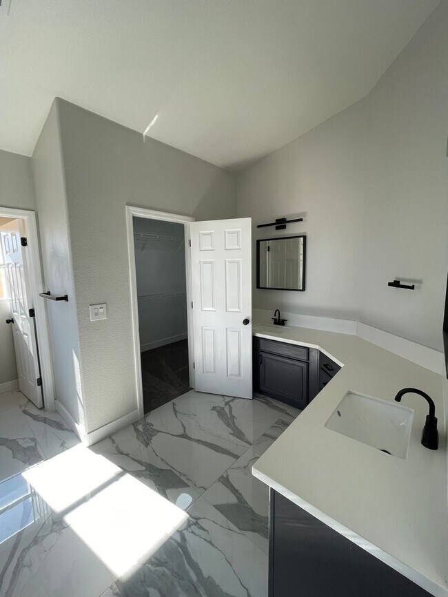 Building Photo - Beautiful 4 bedroom home located in the Sh...