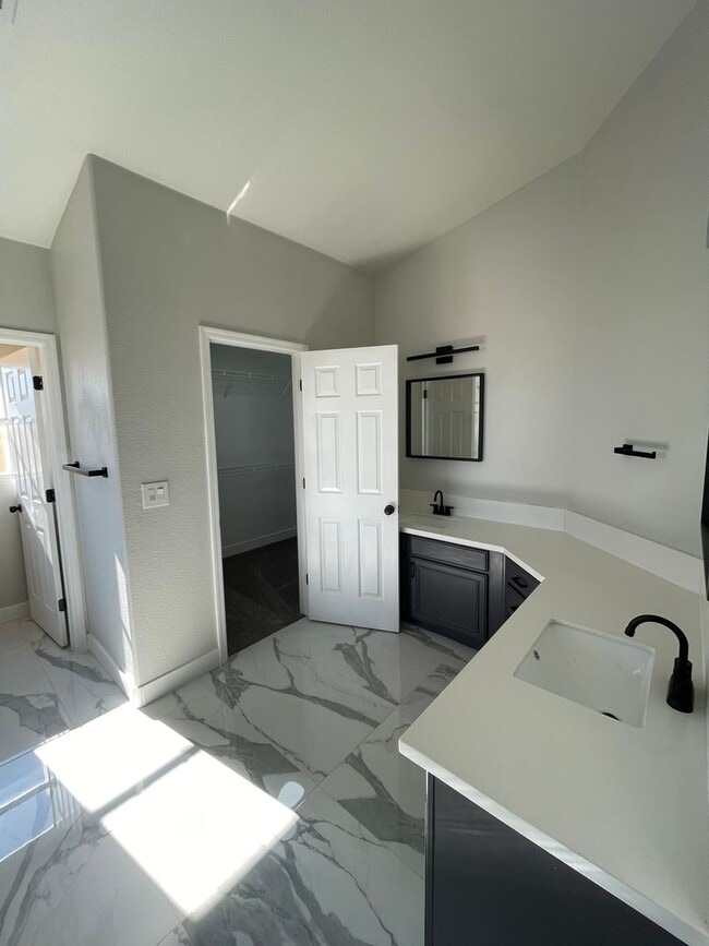 Building Photo - Beautiful 4 bedroom home located in the Shores