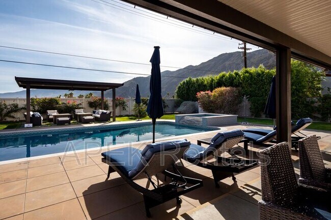 Building Photo - 477 E Vía Colusa