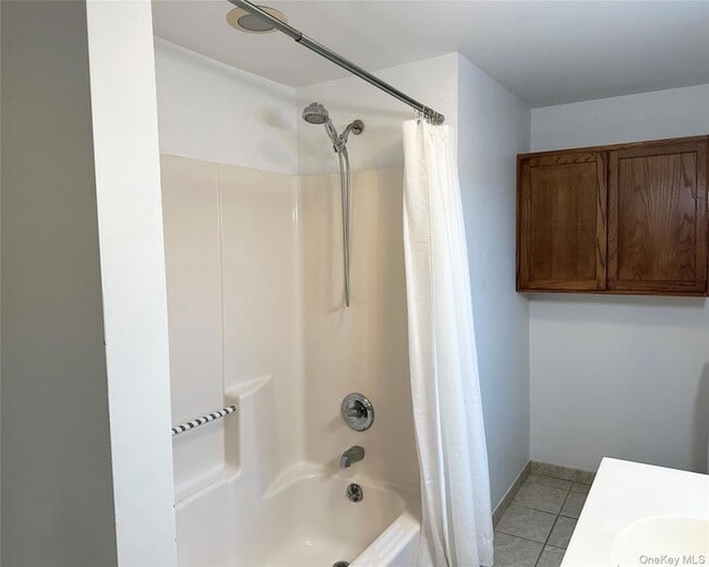 Building Photo - 273 Round Hill Rd