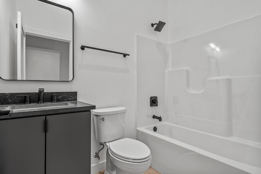 Building Photo - 308 Oak St