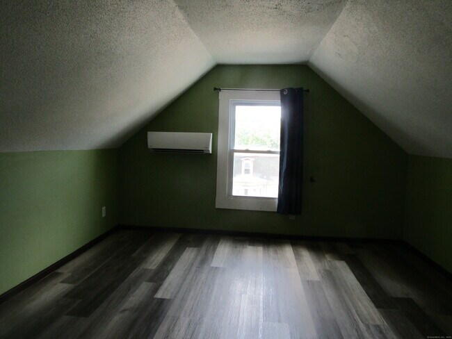 Building Photo - 319 Valley St