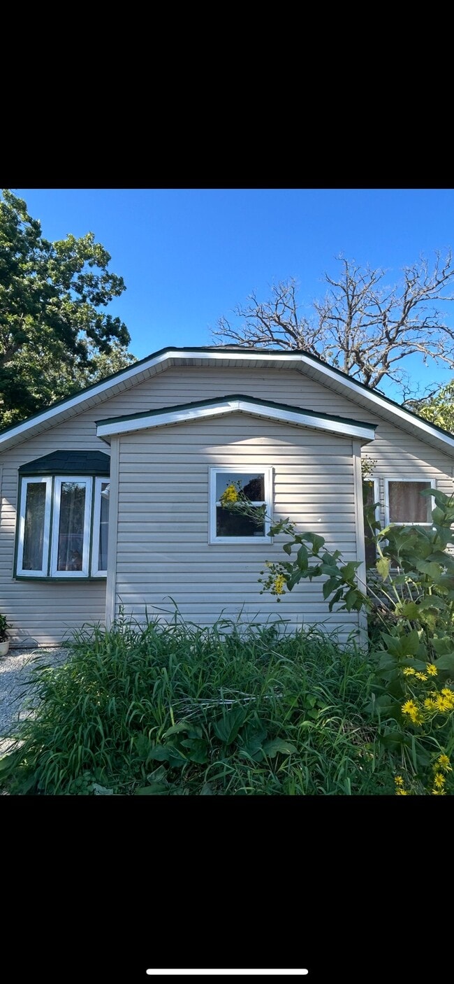Building Photo - 2210 Lakeshore Dr