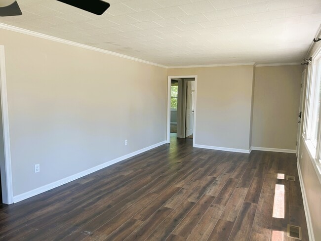 Building Photo - 133 Green Meadow Dr