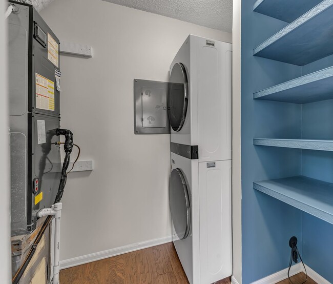 Building Photo - Brentwood/Crieve Hall end unit Condo -avai...