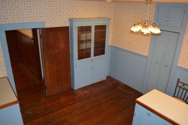 Building Photo - Beautiful, spacious Craftsman, Owner pays Yard Care, Laundry on site